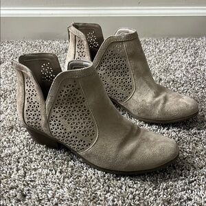Ana Lakewood Tan woman’s ankle boot Size 7.5